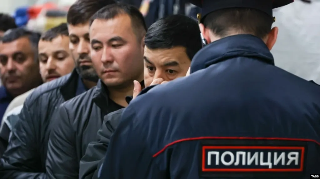 Проект расширяет основания для административного выдворения иностранцев и лиц без гражданства — до 58 составов, включая участие в несогласованных митингах, дискредитацию вооружённых сил, призывы к санкциям и пропаганду экстремистских символов.