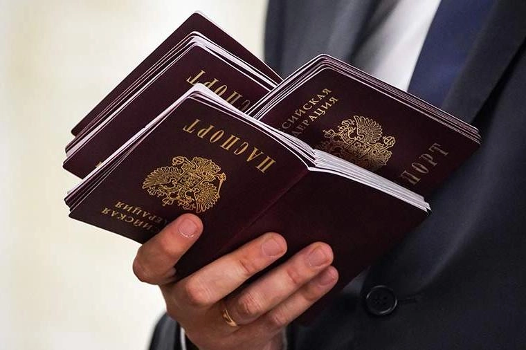 Фракция «Единая Россия» планирует внести поправки ко второму чтению законопроекта об ужесточении требований к гражданству. Иностранцам с непогашенной судимостью предложат исключение, если они были осуждены за поддержку политики России и СВО за рубежом.