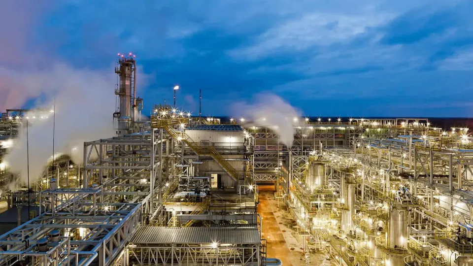 После атаки беспилотников 5 мая Киришинский нефтеперерабатывающий завод в Ленинградской области остановил переработку и приостановил отгрузки. Повреждены основные технологические объекты, восстановление может занять месяцы.