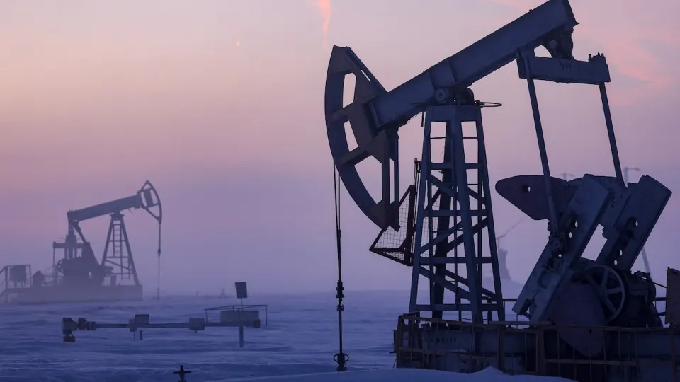 Минэкономразвития прогнозирует снижение нефтедобычи в 2026 году до примерно 511 млн тонн — это четвёртый год падения подряд и самый низкий показатель с 2009 года. Основные причины — дефицит инвестиций, сокращение бурения и повышенные расходы отрасли.