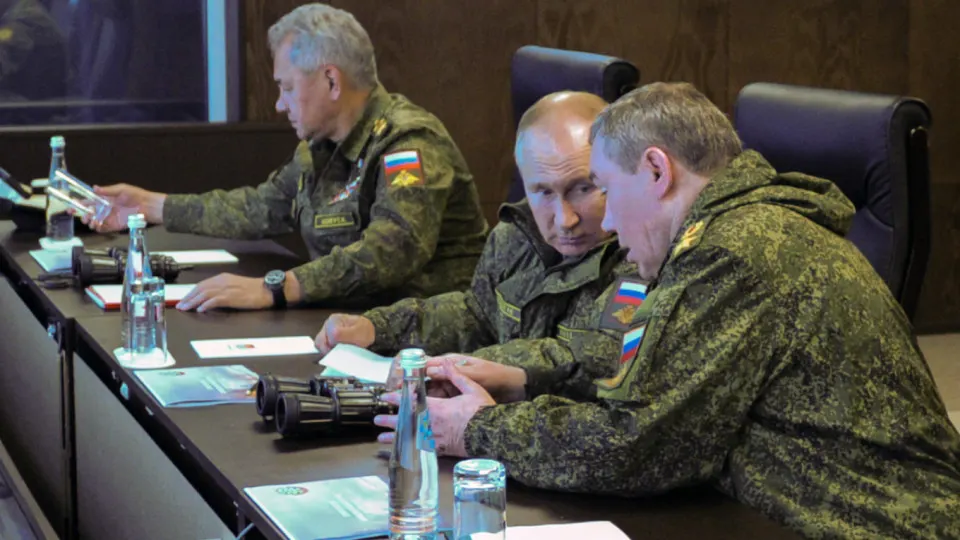 По данным доклада одной из европейских разведслужб, в Кремле опасаются заговора или переворота против президента; в числе возможных организаторов называют Сергея Шойгу. В силовом блоке усилилась напряжённость, усилена и персональная охрана руководства.