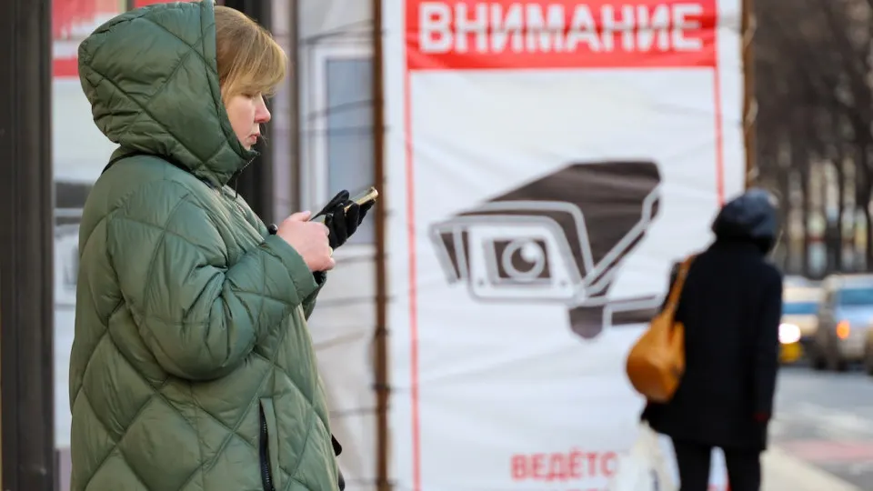 Пользователи заметили, что государственный мессенджер без согласия удаляет из чатов сообщения с ссылками на ключи для VPN; при повторной отправке происходит принудительный выход из аккаунта. Параллельно вводятся ограничения на работу VPN в ряде государственных сервисов.
