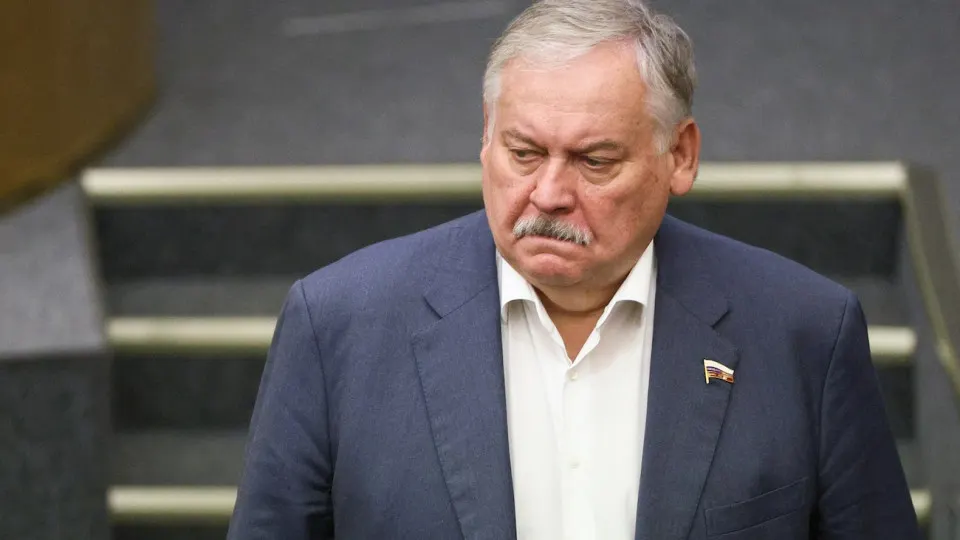 Первый зампред комитета Госдумы по делам СНГ обвинил Латвию и Эстонию в нарушении обещаний при выходе из СССР и поддержал законопроект, дающий президенту право применять войска за границей для защиты россиян.