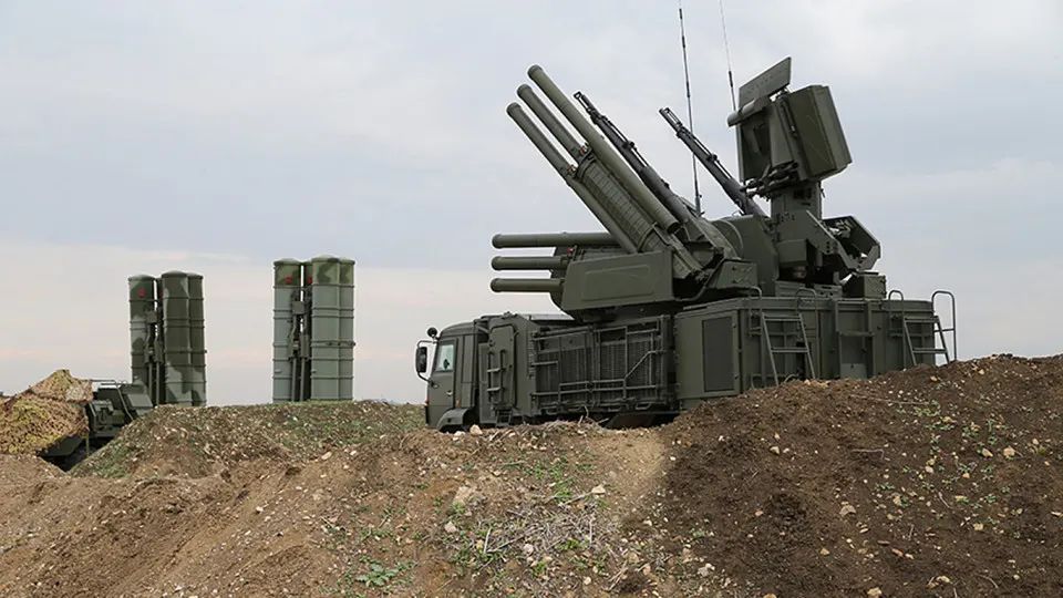 В России начали применять новую систему радиоэлектронной борьбы «Волна Купол Гарант», которая, по данным экспертов, может глушить сигнал терминалов Starlink на площади до 20 квадратных километров. Комплекс, как сообщается, поставляется армии и уже фиксировался в полевых условиях.