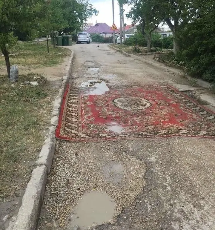 В Госдуму внесён законопроект, позволяющий жильцам восстанавливать покрытие во дворах и на местных дорогах. В правительстве инициативу не поддержали, указав, что ремонтом должны заниматься специалисты.