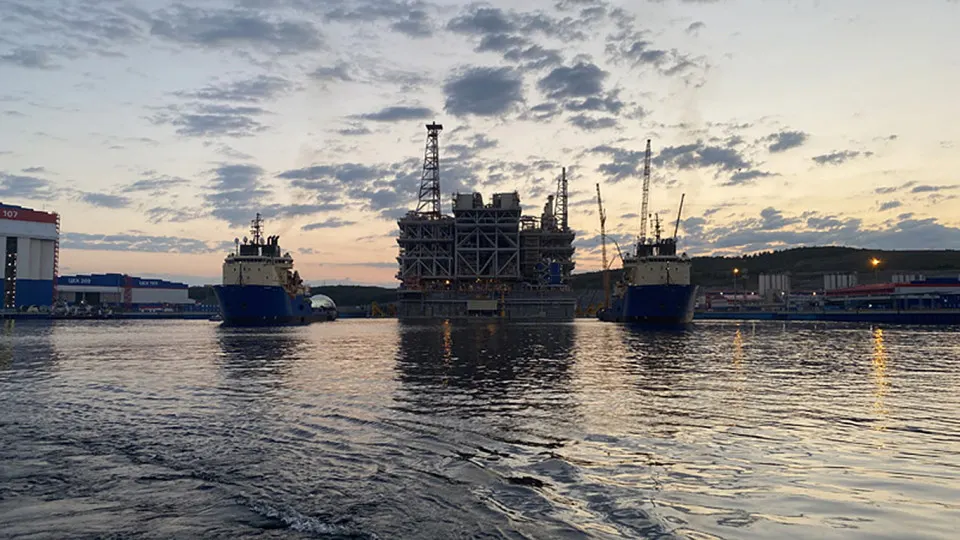 Президент подписал распоряжение, разрешившее российской «дочке» TotalEnergies продать 10% в «Арктик СПГ 2». Покупатель — дочерняя структура «Новатэка»; проект продолжает испытывать ограничения из‑за санкций.