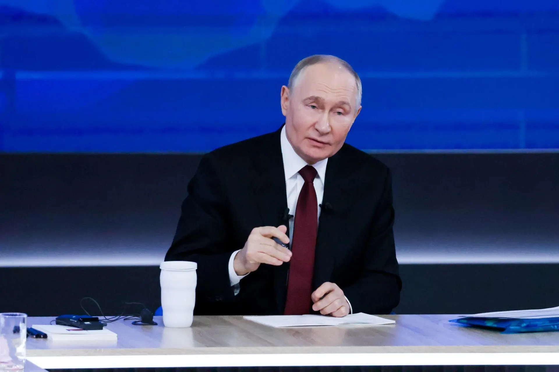 Президент заявил о планах нарастить численность медработников и расширить сеть больниц, отметив также необходимость повышать престиж медицинских профессий.