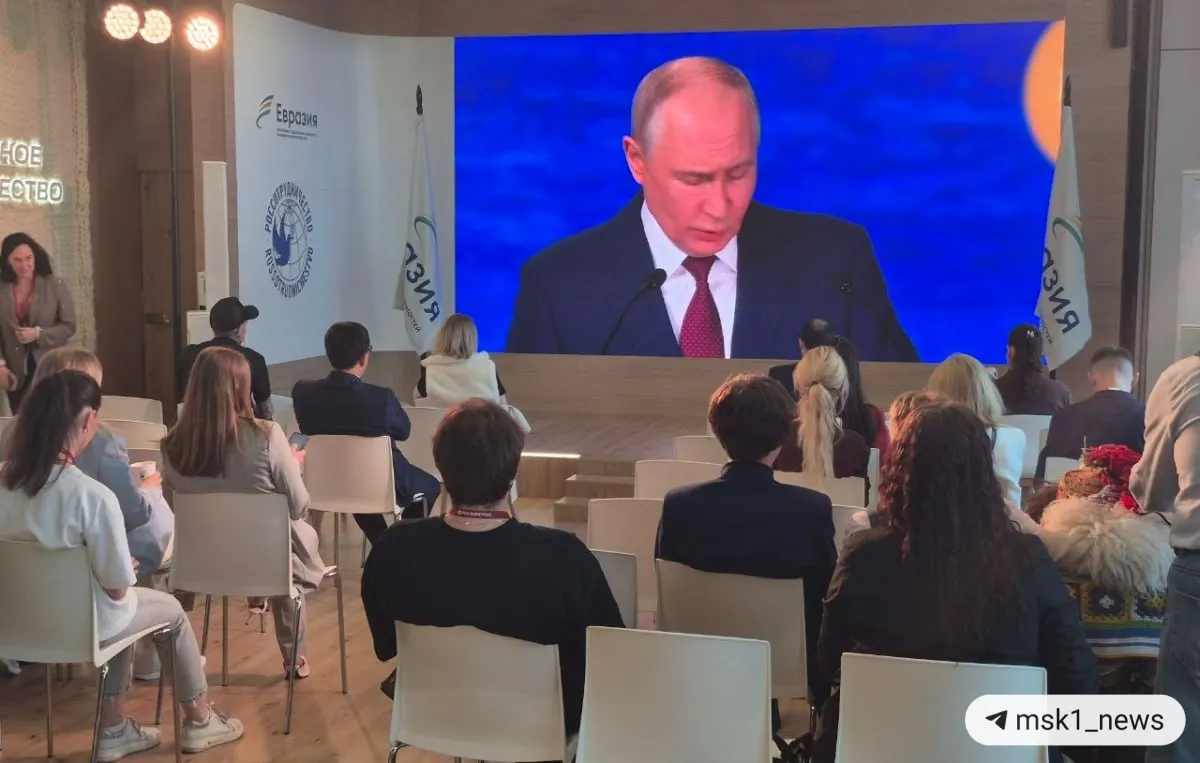 Президент заявил, что экономический рост смещается в пользу стран БРИКС и Глобального Юга, мировая торговля перестаёт быть западноцентричной, а действия против международных резервов России повлияли на курс доллара и евро.