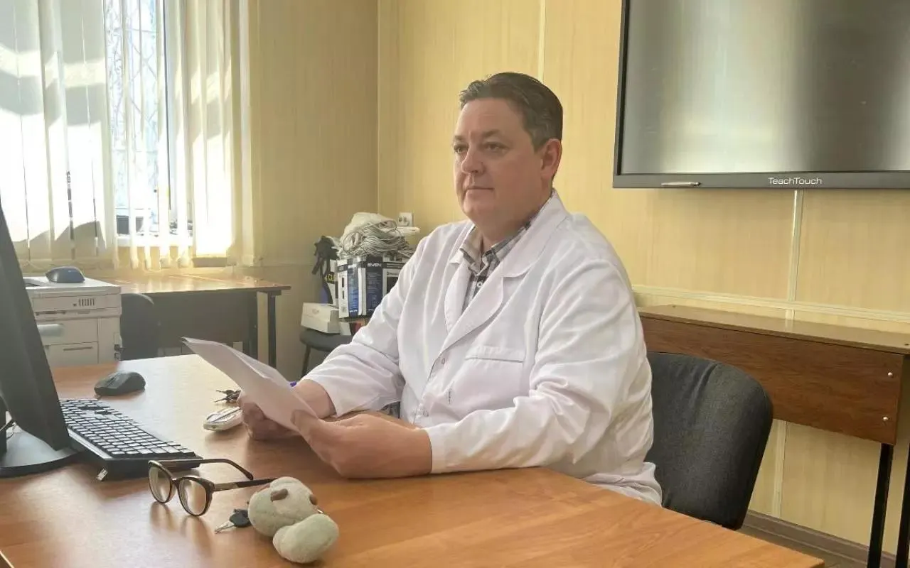 Бывший проректор Воронежского медуниверситета, обвиняемый в получении взяток на сумму около 3,7 млн рублей, заключил контракт с Министерством обороны и попросил направить его на СВО; уголовное дело приостановлено.