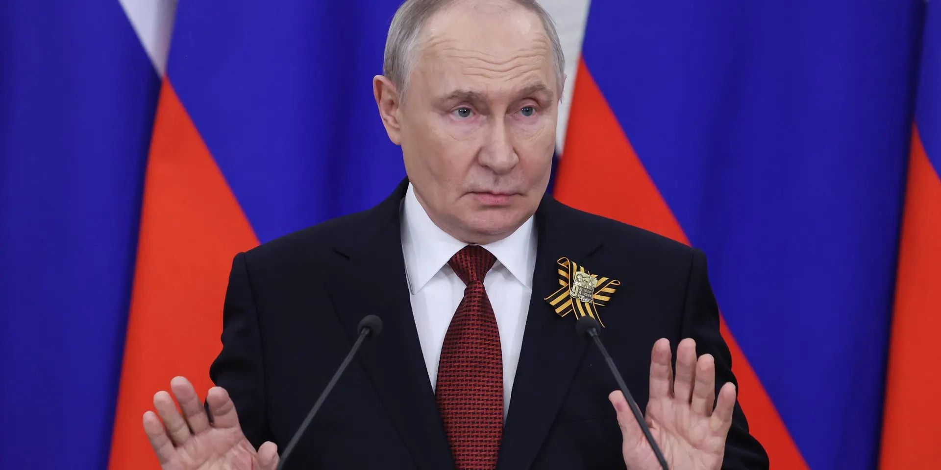 Чиновники Минфина и Центробанка предупреждали, что бюджет не выдержит нынешних расходов на войну; президент распорядился найти сокращения в гражданской сфере.