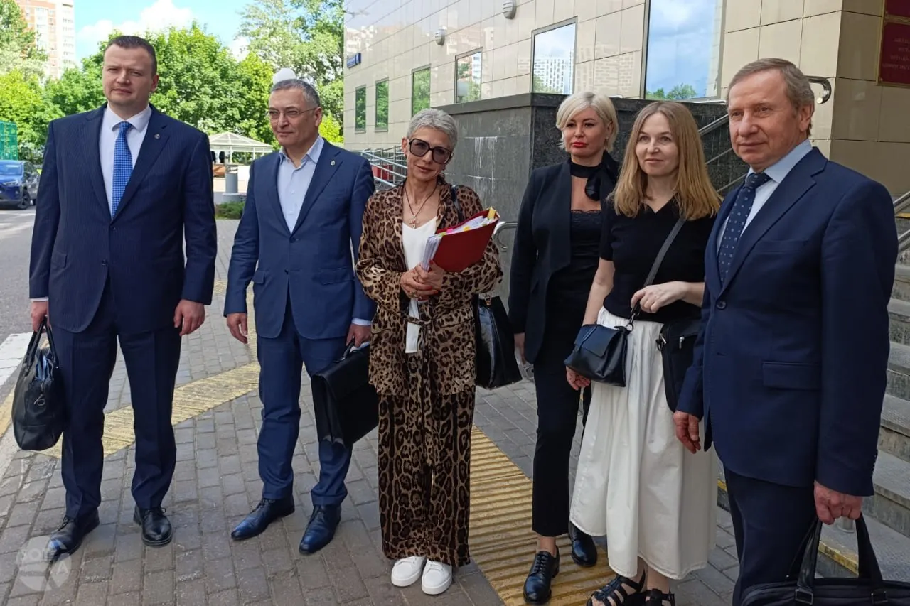 Согласно решению апелляционной инстанции, суд оставил в силе лишение статуса трёх адвокатов по иску Минюста. Защитники утверждают, что проблему следовало решать в рамках самоуправления адвокатуры, а не в государственном суде.