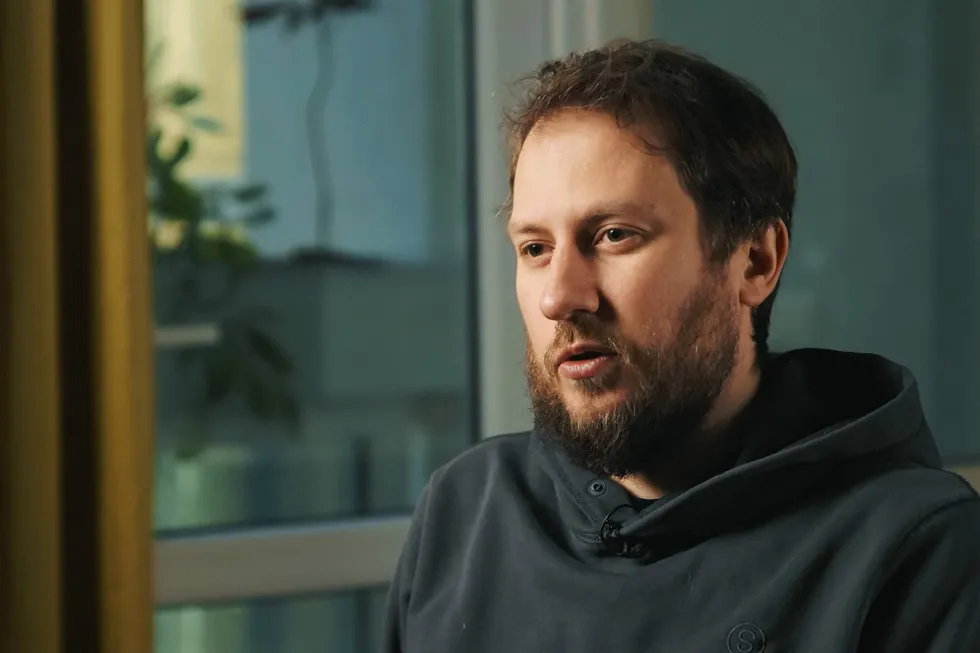 После внесения в перечень «экстремистских» команда «ОВД‑Инфо» запустила аварийный протокол, временно отключила горячую линию и просит не переводить донаты из России. Директор рассказал о шагах на ближайшее время и приоритетах по заботе о людях.