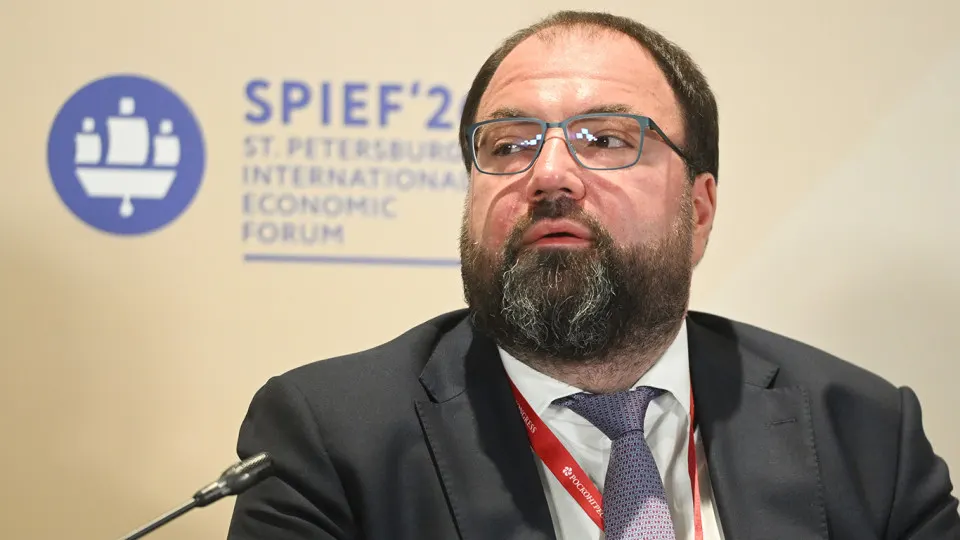 Глава Минцифры сообщил о планах внедрить механизмы подтверждения возраста на платформах. Рассматриваются разные способы верификации, в том числе через «Госуслуги» и биометрию; эксперты предупреждают о рисках утечек персональных данных.