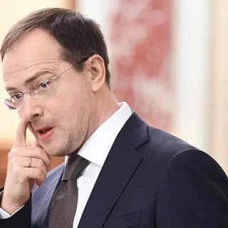 Помощник президента предложил ввести распределение и трудовые контракты для студентов на бюджетных местах, что ограничит свободу выбора выпускников и вернёт административные методы комплектования кадров.