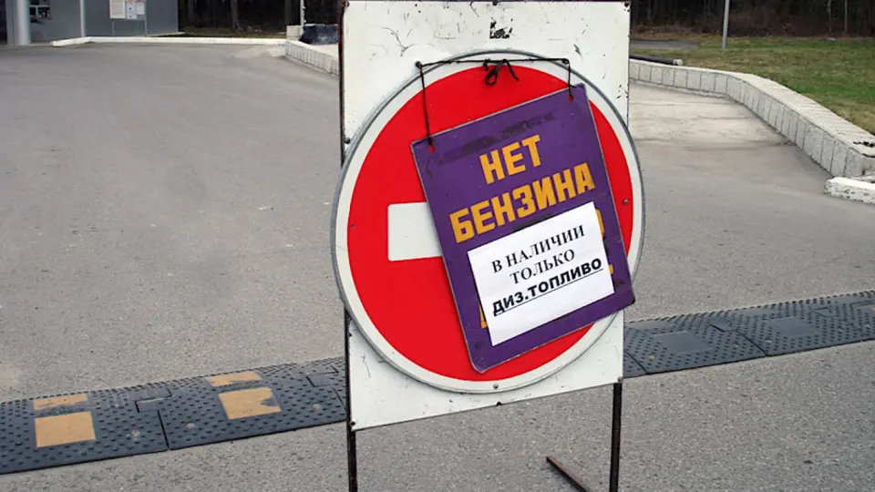В Севастополе бензин до первой половины дня 3 июня отпускают только экстренным службам. Ограничения вызваны перебоями поставок и ударами по нефтепереработке и логистике, что привело к сокращению переработки и росту цен.
