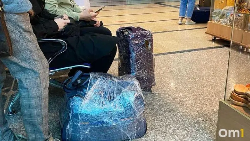 Утром 19 июня в омском аэропорту отменили рейс в Шереметьево и перенесли вылеты в ряд городов — задержки зафиксированы по направлениям в Москву, Сочи, Казань и Санкт‑Петербург.