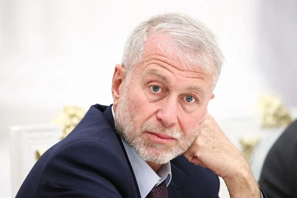 По сведениям нескольких источников, российский бизнесмен Роман Абрамович в мае побывал в Киеве, встретился с Владимиром Зеленским и передал через посредничество предложение о личной встрече с Владимиром Путиным.