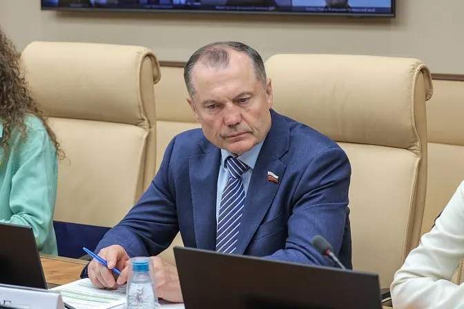 Сенатор Игорь Мурог предлагает законодательно закрепить практику, при которой до половины учебного времени студентов вузов и колледжей будет проходить на базовых предприятиях. Инициатива вызывает вопросы об оплате и защите прав учащихся и о том, как это отразится на качестве образования.