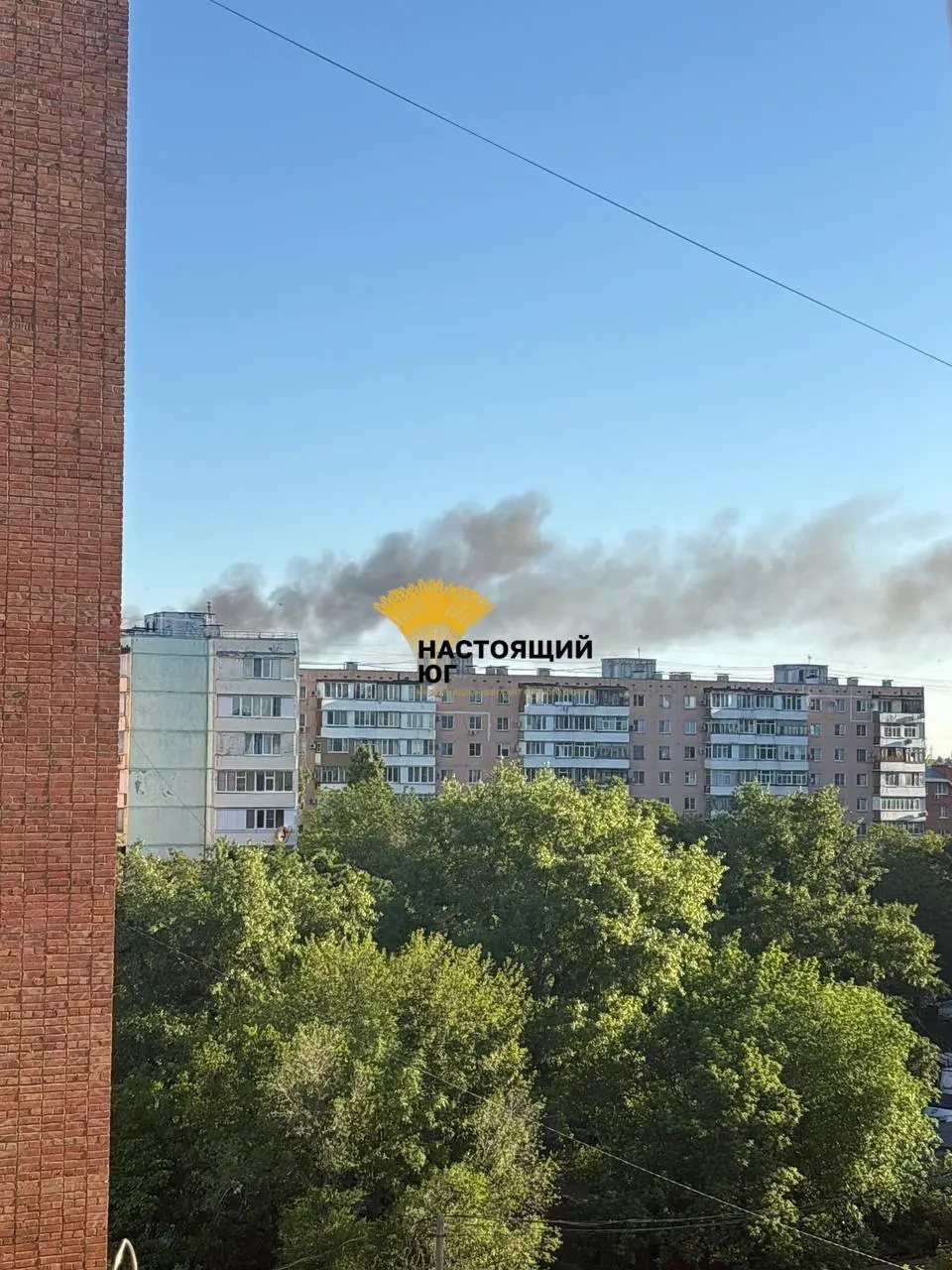 Утром 27 мая по нескольким регионам России нанесена серия ударов: поражён авиационный ремонтный завод в Таганроге, зафиксирован дым над аэродромом под Воронежем, в Туапсе прогремели взрывы в районе НПЗ. Есть пострадавшие, информация уточняется.