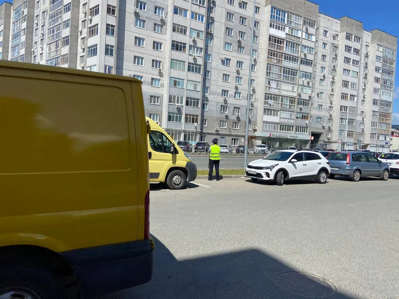 В центре Казани заметили большое количество полицейских и патрульных машин с номерами других регионов — это связано со стартующим саммитом Россия — АСЕАН, который продлится до 19 июня.