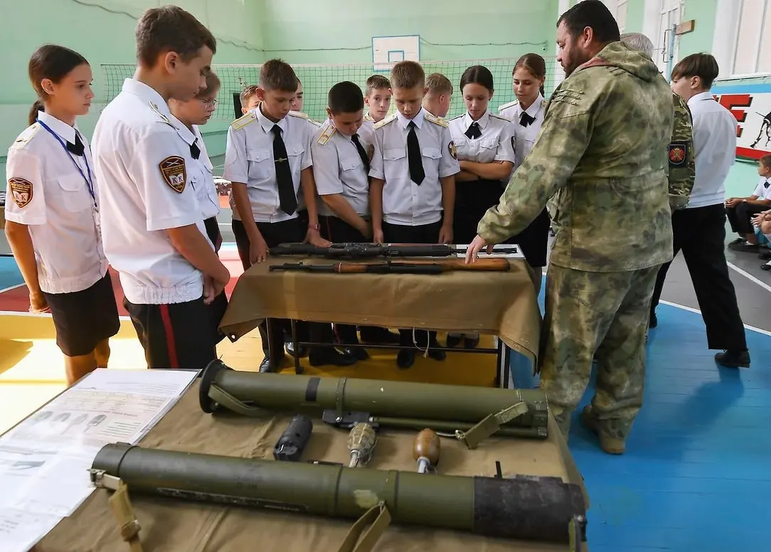 Военно-историческое общество предложило включить беседы с участниками СВО в программу патриотического воспитания: собранные материалы планируют хранить в школьных музеях и цифровом архиве. Идею, по данным организации, поддержало Минобрнауки.