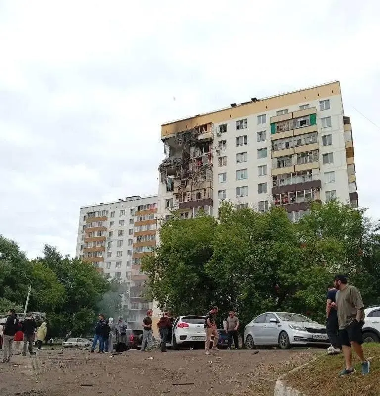 Жилой дом в Нижнекамске расселён и признан непригодным для проживания после попадания дрона и взрыва. В городе введён режим ЧС, объявлен сбор помощи для жильцов; зарегистрировано более 50 обращений о повреждениях.