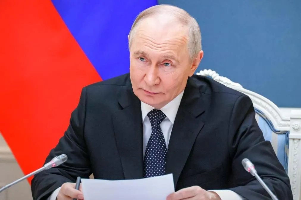 Указ позволяет российским должникам приостанавливать выплаты иностранным кредиторам из «недружественных» стран не только по кредитам и ценным бумагам, но и по банковским вкладам. Документ вступил в силу 1 июня 2026 года.