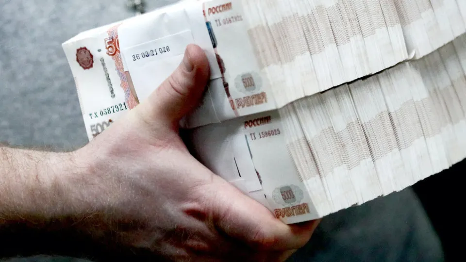 Банк отмечает массовый отток в «кэш»: наличных в обращении около 20 трлн руб., в апреле из банков ушло ≈600 млрд руб., с мая‑2025 — порядка 2,5 трлн руб.