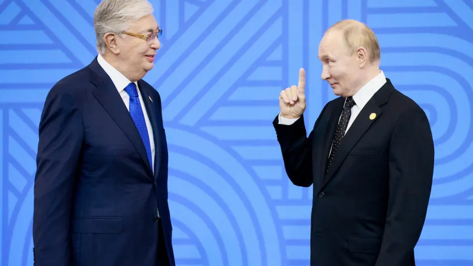 Российские власти ведут переговоры с Казахстаном о поставках около 50 тысяч тонн бензина АИ‑92 на фоне снижения выпуска топлива и остановок НПЗ; рассматривается обмен на авиакеросин и варианты переработки на казахстанских заводах.