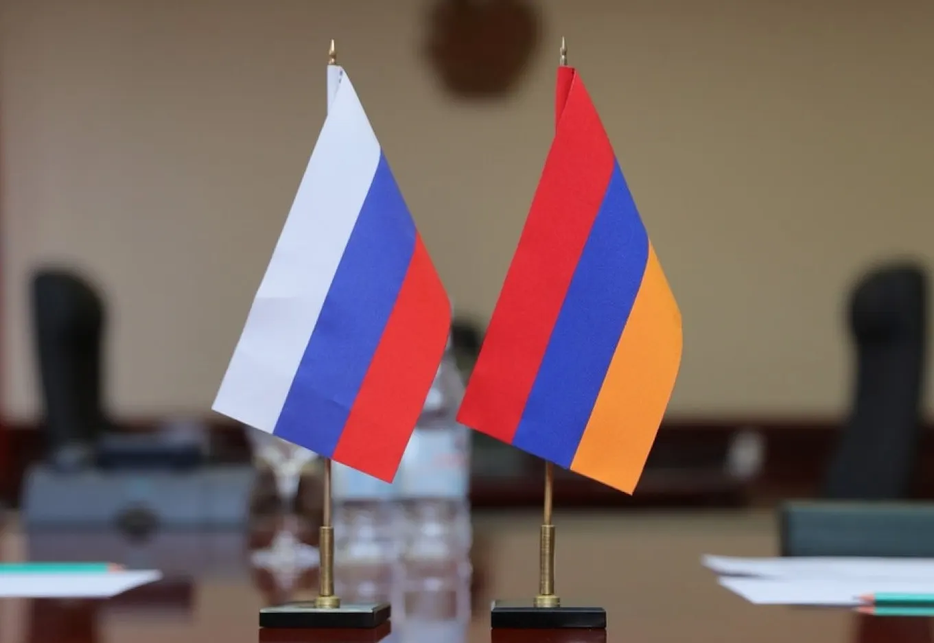 Вице‑премьер Алексей Оверчук связал дальнейшую поддержку Еревана в рамках ЕАЭС с результатами парламентских выборов. Россия готовит процедуры для возможной приостановки членства, а Еврокомиссия пообещала финансовую помощь Армении на фоне торговых ограничений.
