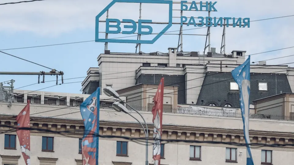 Государственный банк ВЭБ планирует снизить бюджет и сократить штат на 15% из‑за «кредитного охлаждения» экономики. Реформа затронет и дочерние структуры на фоне общей волны увольнений в банковском секторе, металлургии и автопроме.