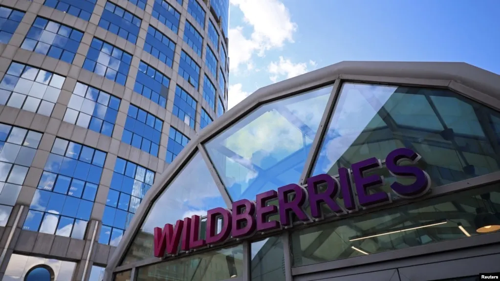 Ночью беспилотники атаковали склады Wildberries в Пензенской области и Удмуртии: есть пострадавшие и массовая эвакуация, на нескольких площадках — открытое горение. Также поступают сообщения о пожарах в Тамани и о сотнях сбитых дронов.