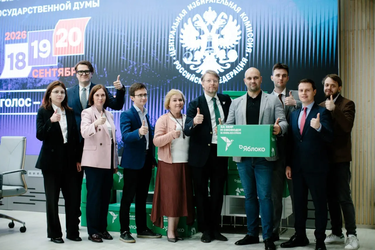 Центризбирком допустил федеральные списки «Яблока» и «Родины», отклонив некоторых кандидатов из-за вопросов с гражданством и местом проживания. Жеребьёвка эфирного времени намечена на 5 августа, решение по оставшимся спискам будет принято в ближайшие дни.
