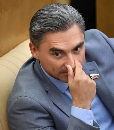 Депутат заявил, что мессенджер может избежать блокировки при открытии представительства в РФ, локализации данных и сотрудничестве со спецслужбами; россиянам рекомендовали воздержаться от финансовых операций внутри платформы.