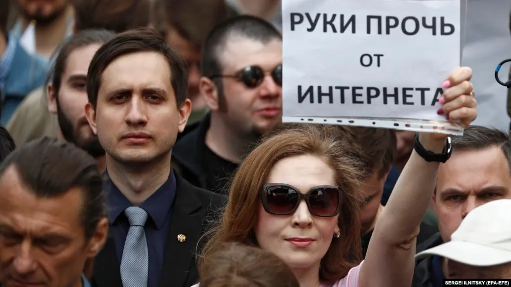 В России запустили масштабную блокировку VPN‑сервисов, что привело к сбоям у ряда сервисов обхода блокировок; эксперты предупреждают о росте цензуры на фоне изменений в онлайн‑регуляторике.