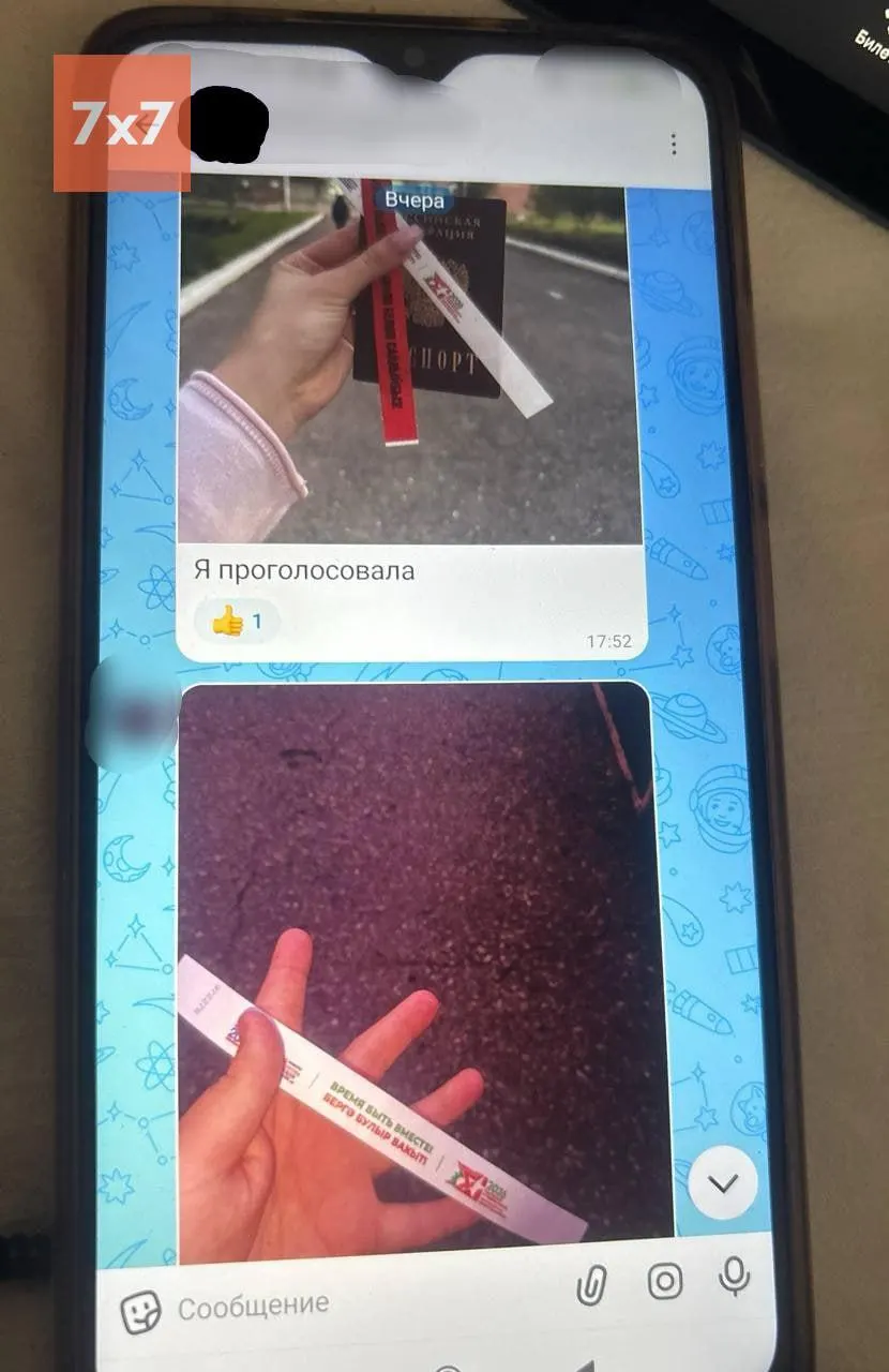 Студенты НГПУ получили призы за явку на участки выборов: им выдавали браслеты и купоны, дававшие доступ к розыгрышу призов на фестивале.