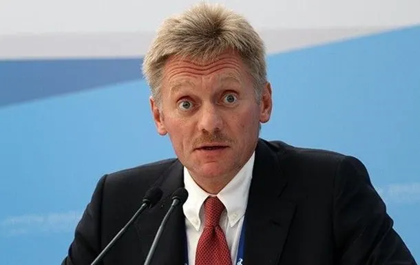 Дмитрий Песков заявил, что в РФ СМИ могут работать без ограничений, в то время как в США действуют иные правила доступа.