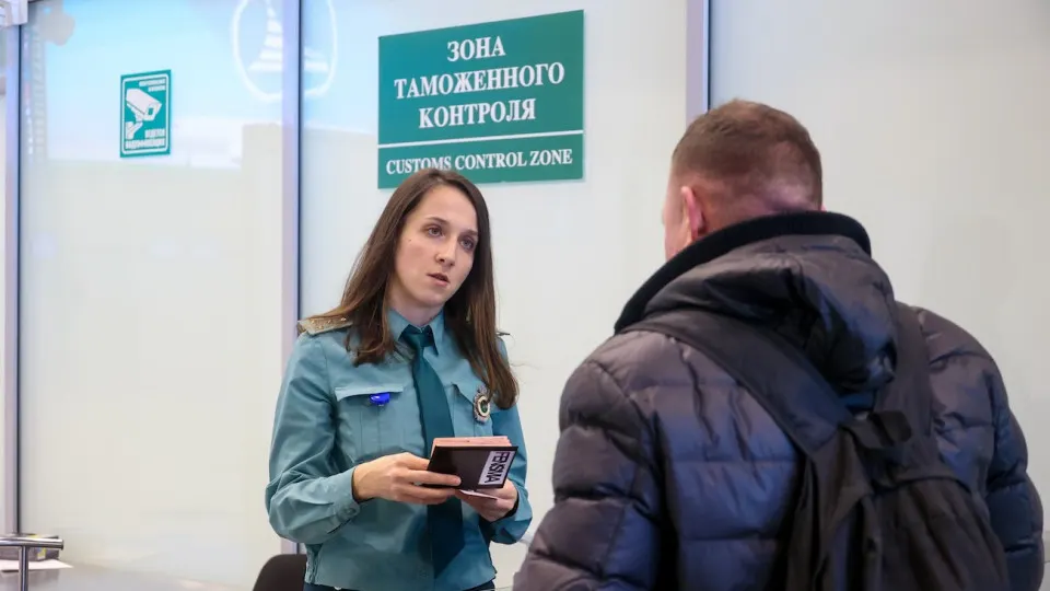 Правительство ввело ограничения на вывоз золота и наличных за рубеж. Усилены требования к документам и контроль через банки и таможню.