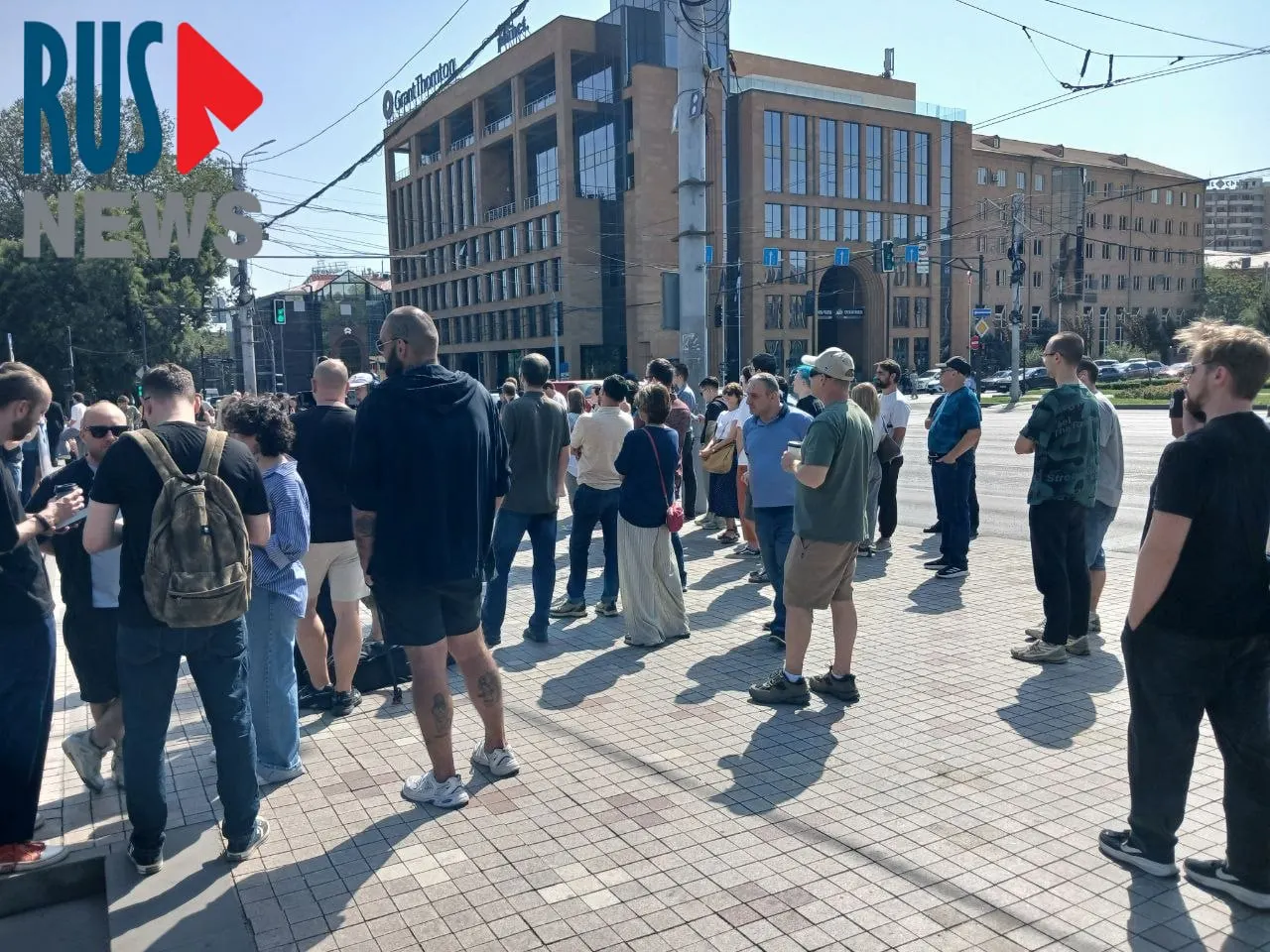 У посольства РФ в Ереване к полудню выстроилась длинная очередь из избирателей; среди пришедших — туристы и граждане, рядом проходит митинг около 100 участников.