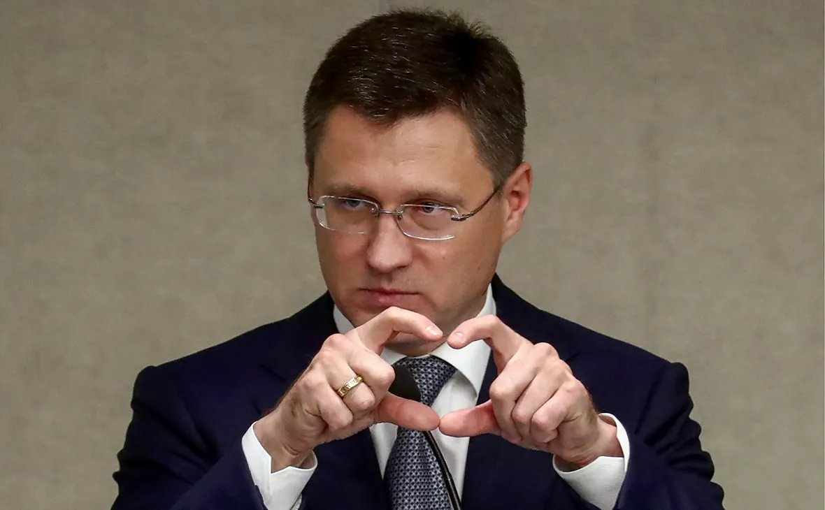 Беспилотники атакуют три российских НПЗ и газохимический комплекс; власти обсуждают меры защиты и продление запрета на экспорт дизельного топлива.