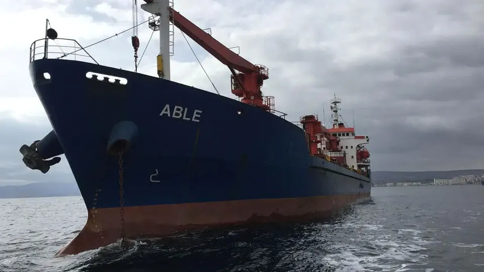 Два коммерческих судна в болгарских водах Черного моря подверглись атаке беспилотников. Одно судно затонуло, экипажи ведут evacuated, продолжаются поисково-спасательные работы.