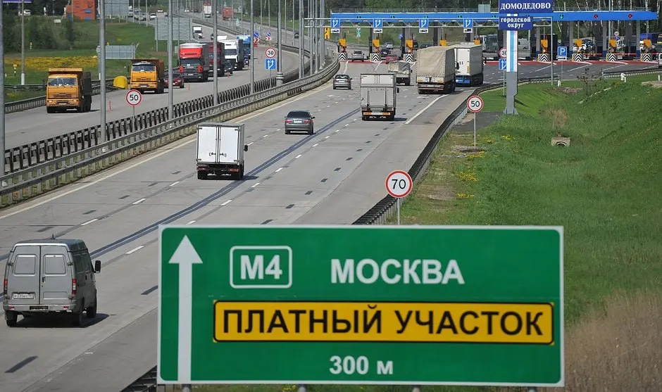 Эксперт объяснил, что в ближайшие годы разделение дорог на платные и бесплатные может уйти в прошлое, сменяясь оплатой за пройденный километр.