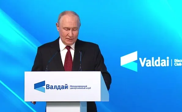 Лидер страны объясняет причины СВО, критикует западные курсы и призывает к диалогу и совместным шагам ради будущего мира.