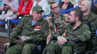 Минздрав РФ сообщил, что с июня 2023 года психолого‑психиатрическую помощь получили сотни тысяч участников боевых действий, для чего по стране открыто свыше 2,7 тысячи профильных кабинетов и запущены новые проекты по раннему выявлению расстройств и подготовке психологов из числа ветеранов.