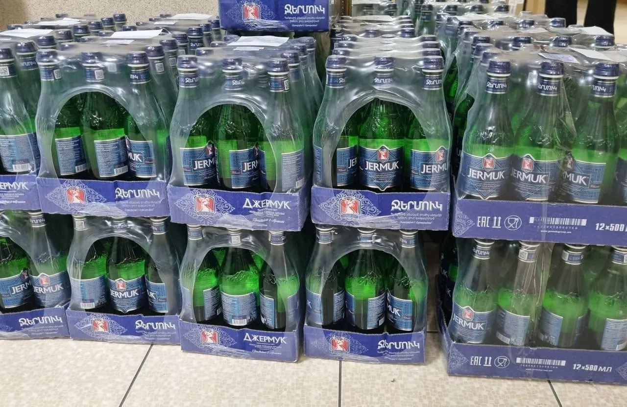 Продажи армянской воды «Джермук» остановлены: из оборота изъяли около 37 млн бутылок разных видов — до разрешения регулятора продукцию запрещено продавать и отгружать.