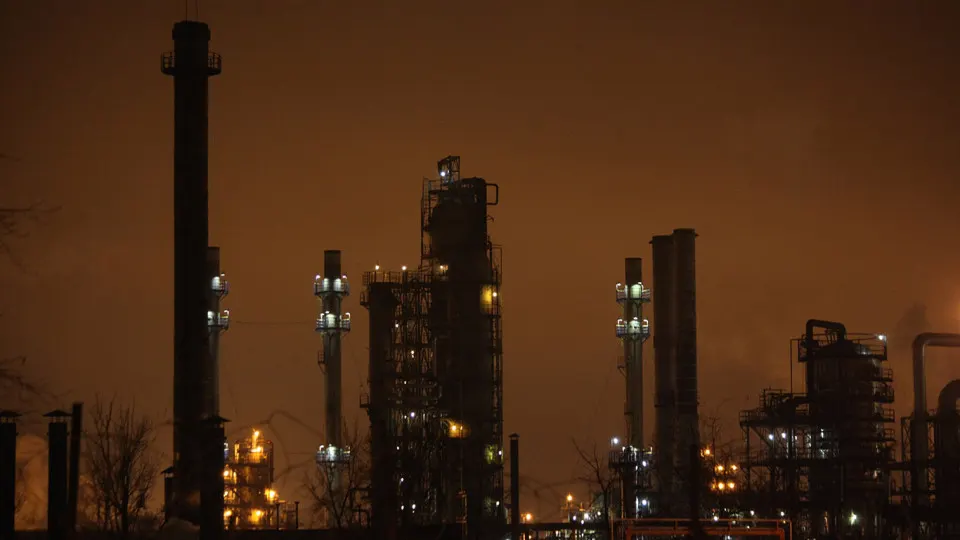 С начала войны по российским нефтеперерабатывающим заводам зафиксировано не менее 158 атак — большинство крупных объектов в европейской части страны уже попадали под удары, а переработка нефти заметно сократилась.