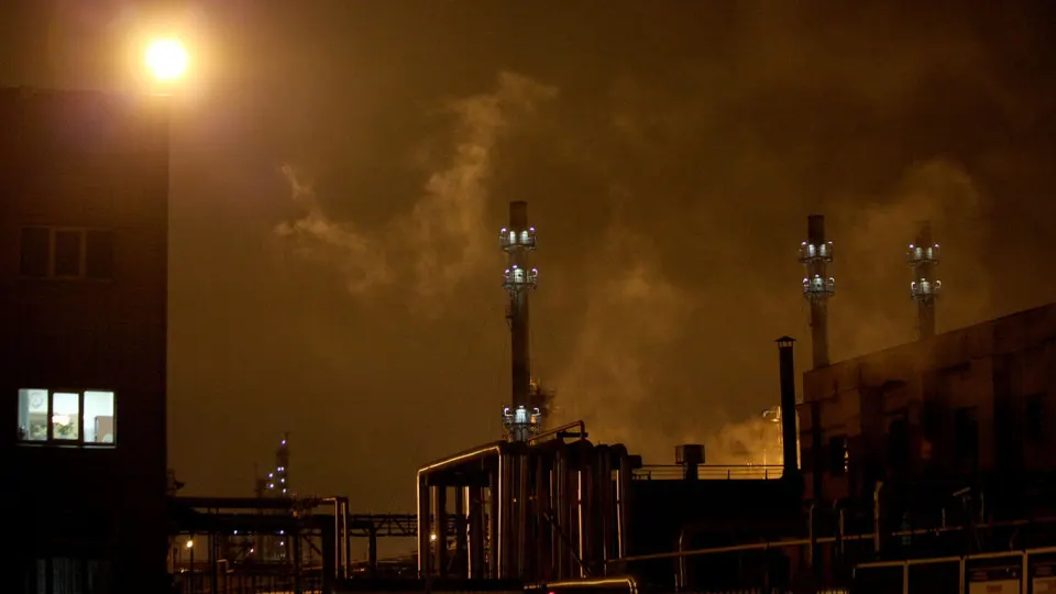 Рязанский и Московский нефтеперерабатывающие заводы остановили переработку нефти после серии атак дронов. Их простой вместе с ранее остановленными заводами снизил объёмы переработки в России до минимума с 2009 года.