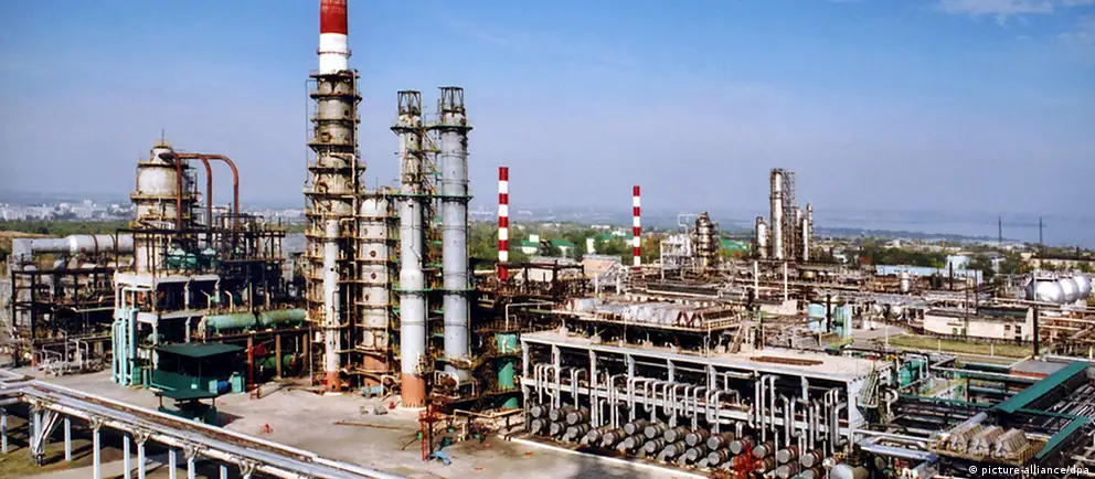 В результате ночного удара беспилотников по Сызрани на нефтеперерабатывающем заводе возник крупный пожар; власти сообщают о двух погибших, раненных и приостановке части переработки в ряде крупных НПЗ.