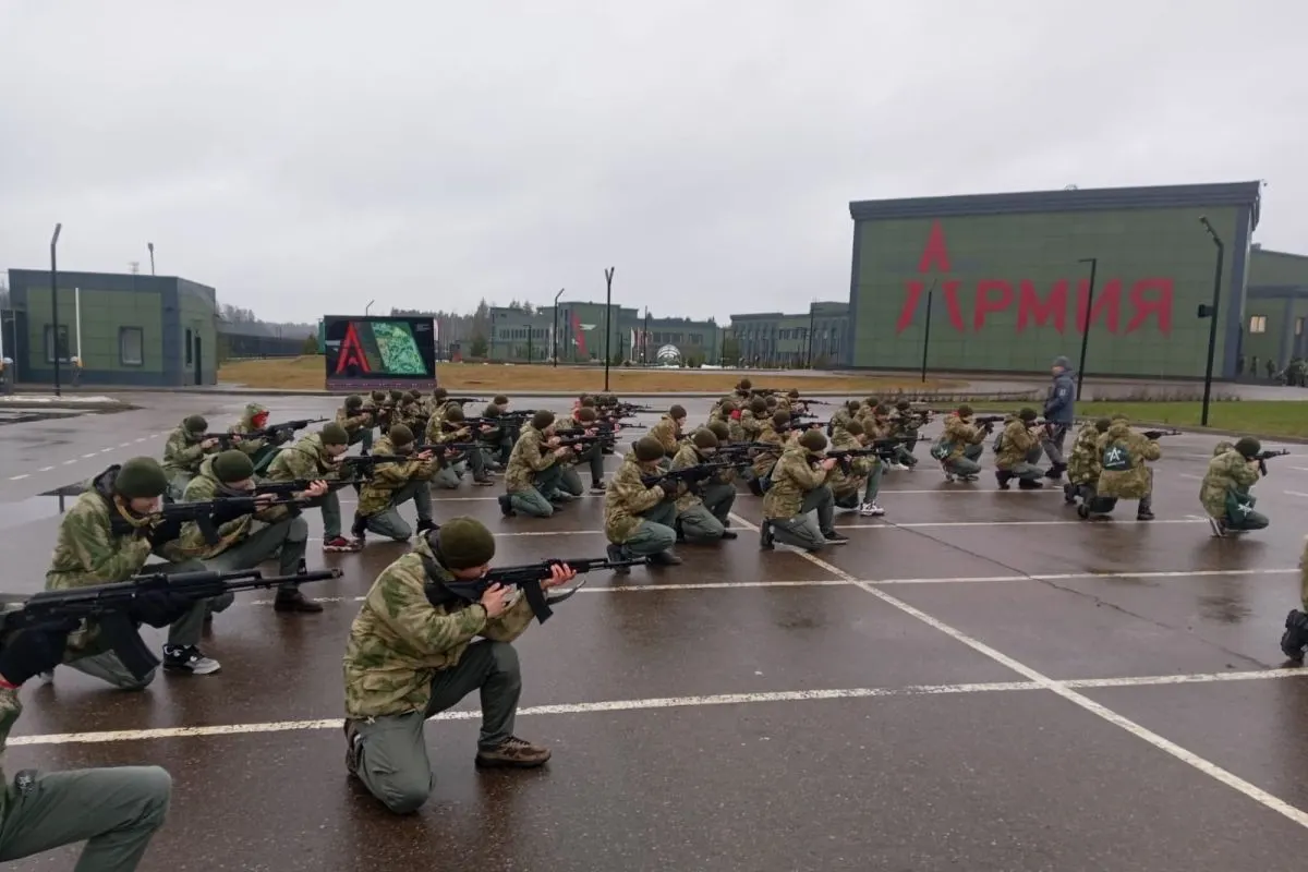 За последние пять лет на создание и работу центров «Авангард» и «Воин» направлено как минимум 50 млрд рублей. Школьников обучают строевой подготовке, стрельбе, обращению с оружием и управлению дронами; участники жалуются на попытки вербовки и склонение к поступлению в военные вузы.