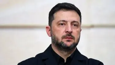 Президент Украины заявил, что российские силы продолжают боевые действия несмотря на объявленные перемирия — за сутки зафиксировали более 150 штурмовых действий, свыше сотни обстрелов и почти 10 тысяч ударов дронами; Киев пока воздерживается от дальнобойного ответа, но обещает зеркальную реакцию.